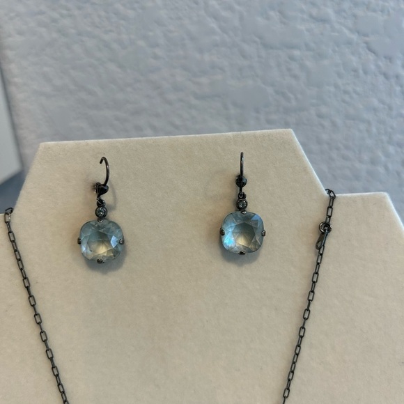Blue necklace and earring set. Blue colored gems with tiny diamond like stones - Picture 3 of 8